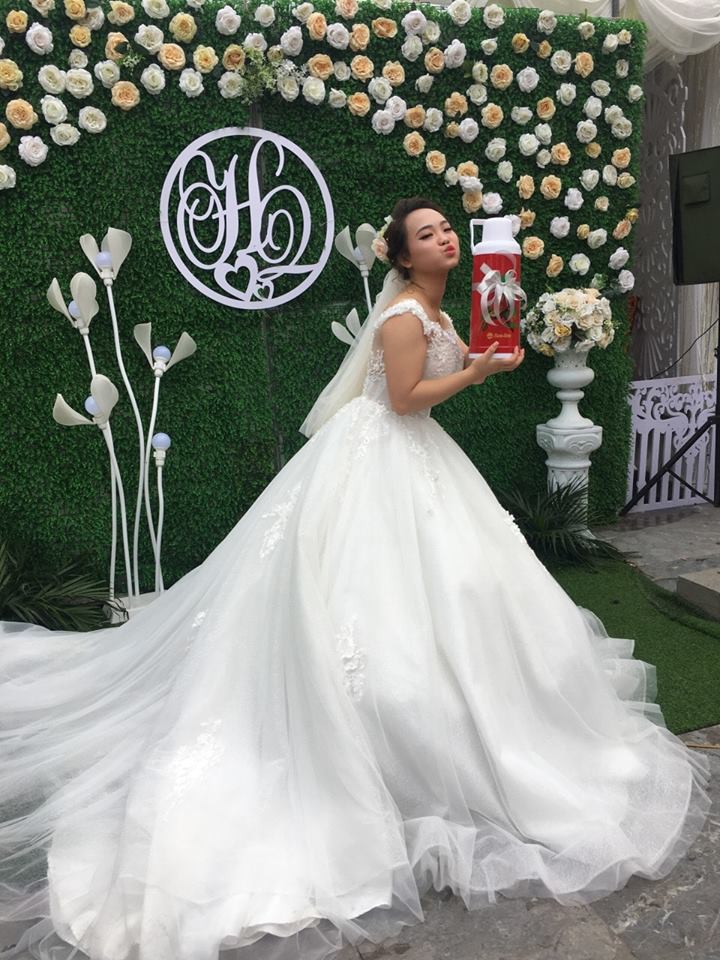 Nhóm bạn tặng quà cưới là một cái phích chứa đầy tiền, cô dâu chú rể phải gắp từng phong bì ra mới đếm được - Ảnh 3. Nhóm bạn tặng quà cưới là một cái phích chứa đầy tiền, cô dâu chú rể phải gắp từng phong bì ra mới đếm được 3