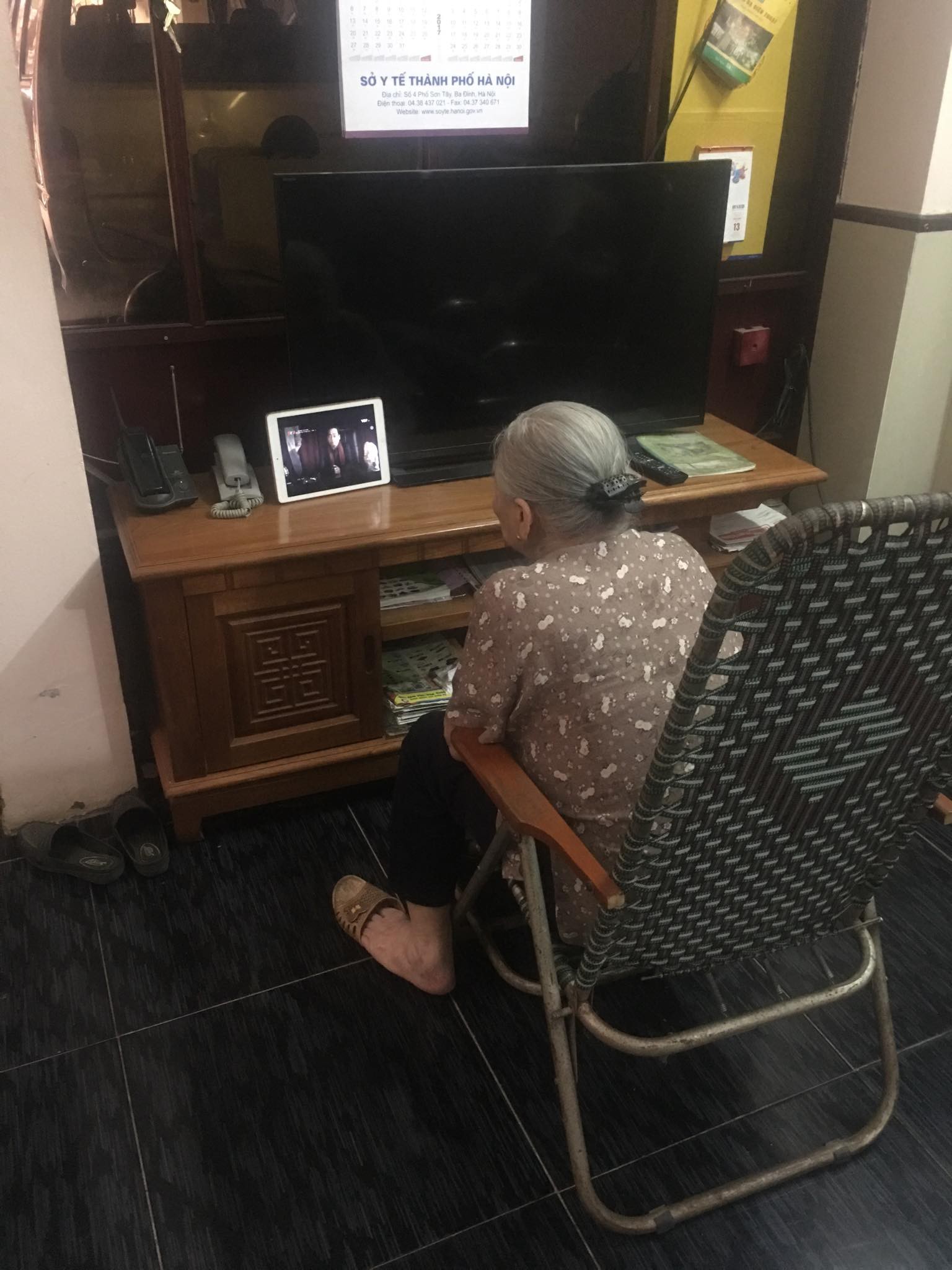 Người bà dễ thương nhất năm: Mê đọc sách đến độ cày cả Harry Potter, thích vừa bê bát cơm vừa xem phim - Ảnh 4. Người bà dễ thương nhất năm: Mê đọc sách đến độ cày cả Harry Potter, thích vừa bê bát cơm vừa xem phim 4