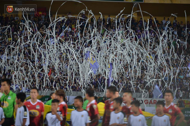 CĐV Hà Nội ném giấy vệ sinh trắng xóa khán đài sân Hàng Đẫy - Ảnh 3. CĐV Hà Nội ném giấy vệ sinh trắng xóa khán đài sân Hàng Đẫy 3