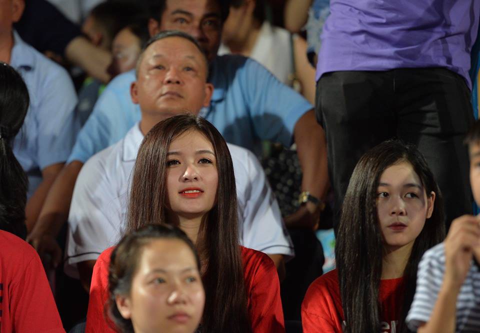 CĐV Hà Nội ném giấy vệ sinh trắng xóa khán đài sân Hàng Đẫy - Ảnh 6. CĐV Hà Nội ném giấy vệ sinh trắng xóa khán đài sân Hàng Đẫy 6