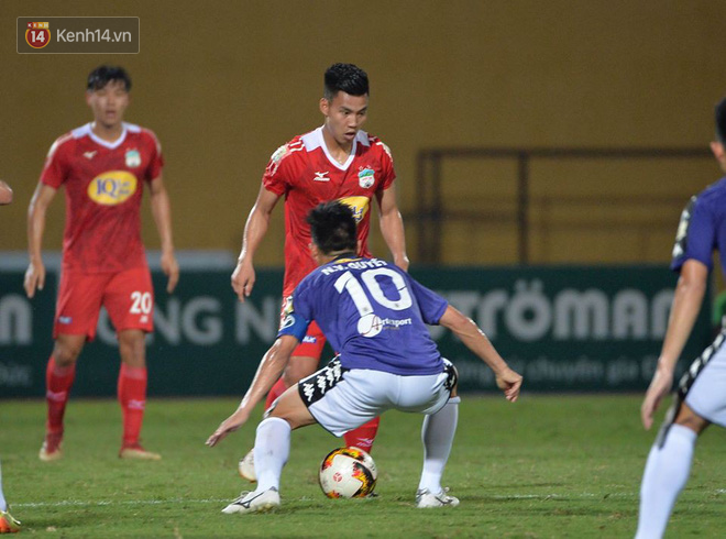 CĐV Hà Nội ném giấy vệ sinh trắng xóa khán đài sân Hàng Đẫy - Ảnh 8. CĐV Hà Nội ném giấy vệ sinh trắng xóa khán đài sân Hàng Đẫy 8