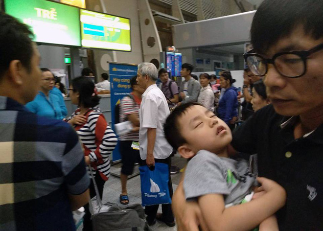 Máy bay Vietnam Airlines 2 lần gặp sự cố, hàng trăm khách ngủ qua đêm tại sân bay ở Đà Nẵng 1