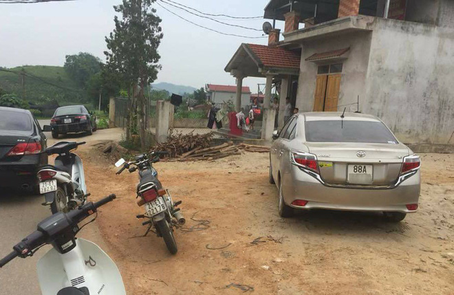 Dân vây bắt hai vợ chồng đi ô tô bán gà giống vì nghi ngờ bắt cóc trẻ em - Ảnh 4. Dân vây bắt hai vợ chồng đi ô tô bán gà giống vì nghi ngờ bắt cóc trẻ em 3