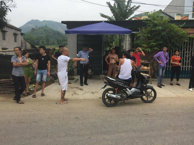 Dân vây bắt hai vợ chồng đi ô tô bán gà giống vì nghi ngờ bắt cóc trẻ em - Ảnh 2. Dân vây bắt hai vợ chồng đi ô tô bán gà giống vì nghi ngờ bắt cóc trẻ em 1