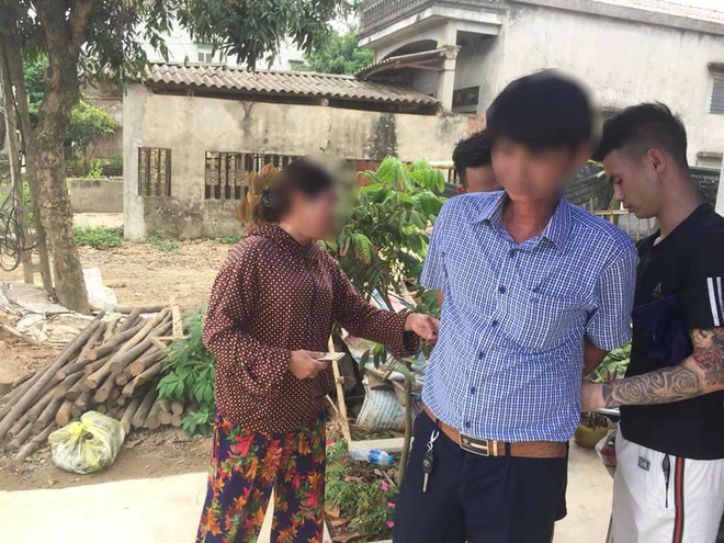 Dân vây bắt hai vợ chồng đi ô tô bán gà giống vì nghi ngờ bắt cóc trẻ em - Ảnh 3. Dân vây bắt hai vợ chồng đi ô tô bán gà giống vì nghi ngờ bắt cóc trẻ em 2