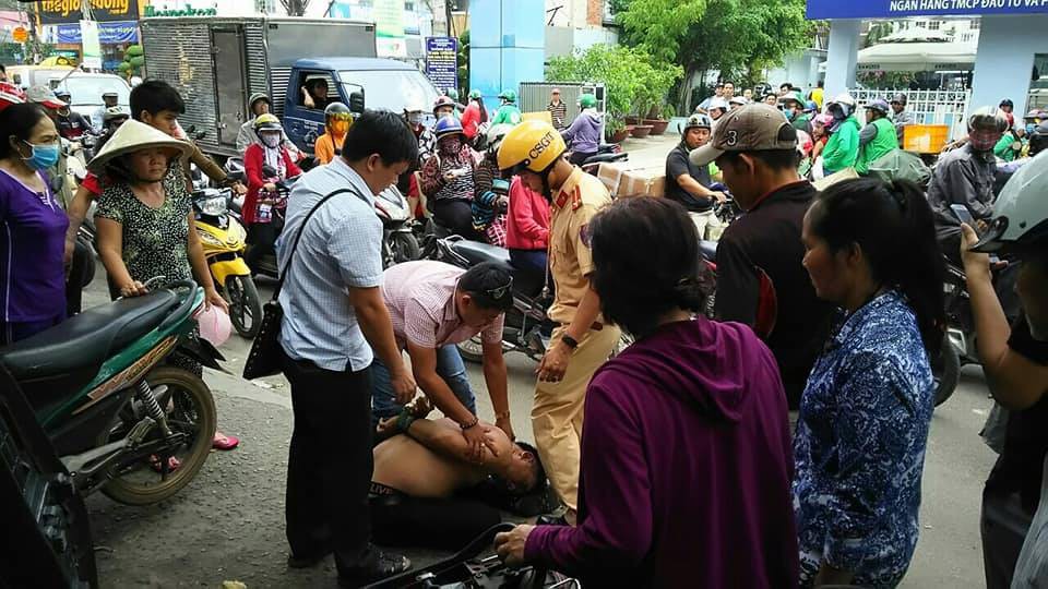 CSGT cùng dân truy đuổi bắt gọn đối tượng trộm xe trên đường phố Sài Gòn - Ảnh 2. CSGT cùng dân truy đuổi bắt gọn đối tượng trộm xe trên đường phố Sài Gòn 2