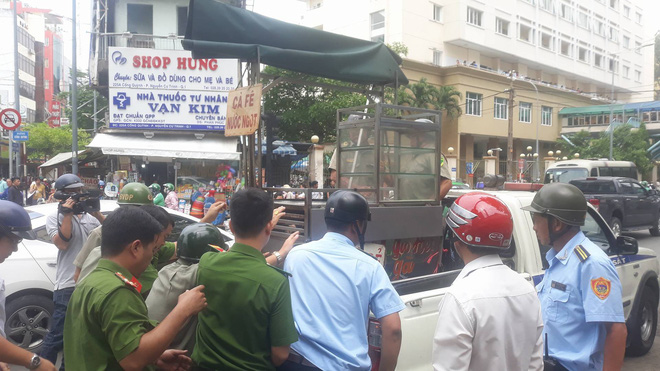 Phó chủ tịch phường tha cho tài xế ô tô đậu xe trên vỉa hè vì vợ sinh em bé - Ảnh 1. Phó chủ tịch phường 'tha' cho tài xế ô tô đậu xe trên vỉa hè vì vợ sinh em bé 1