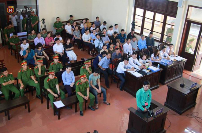 Nghe tòa công bố lời khai của nguyên giám đốc Trương Quý Dương, bác sĩ Lương đứng dậy phản đối - Ảnh 1. Nghe tòa công bố lời khai của nguyên giám đốc Trương Quý Dương, bác sĩ Lương đứng dậy phản đối 1