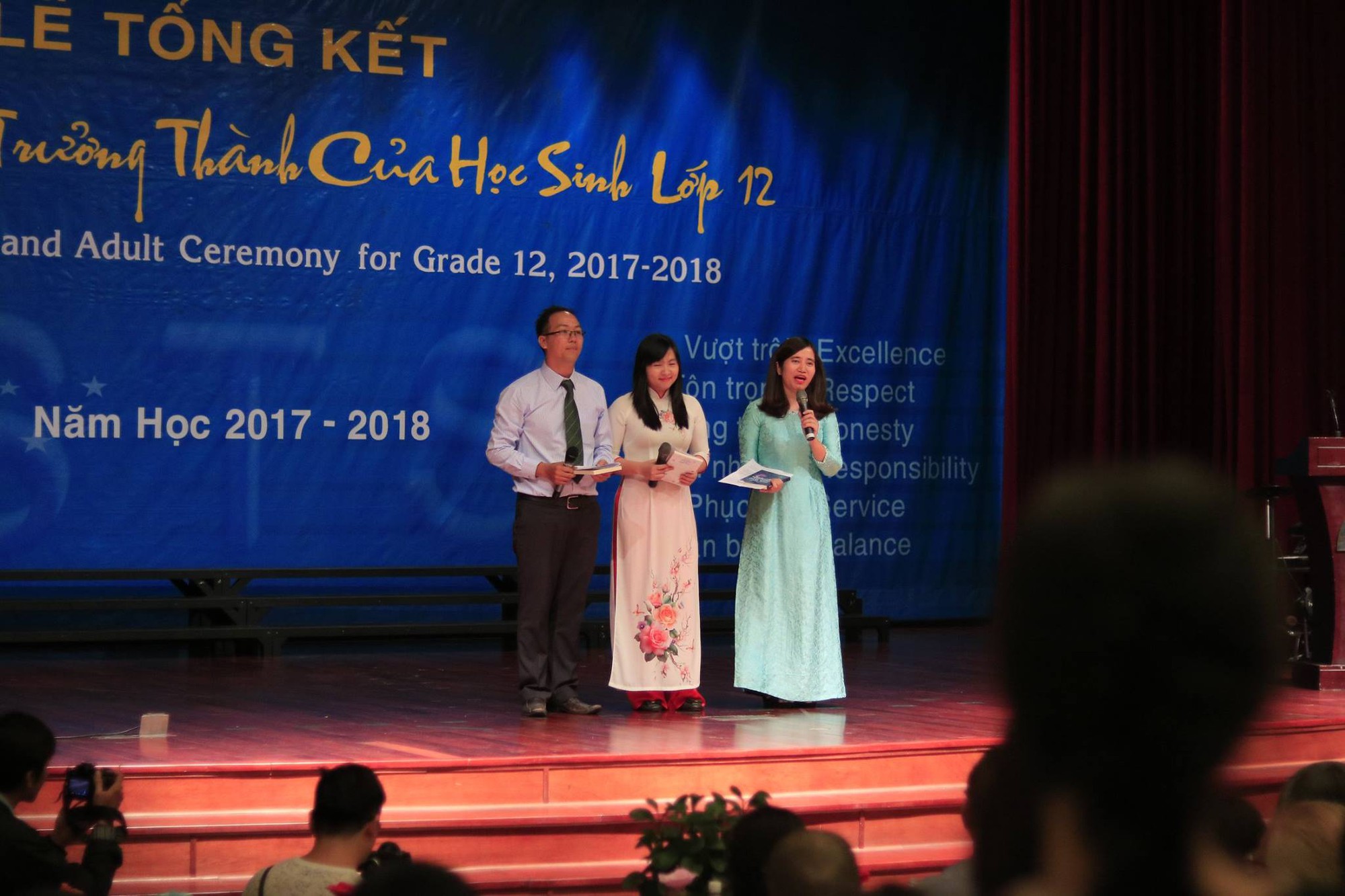 Xúc động bức thư gửi lớp 12 của cô giáo dạy Văn: Các con chỉ là những người bình thường, không phải vĩ nhân thay đổi thế giới - Ảnh 7. Xúc động bức thư gửi lớp 12 của cô giáo dạy Văn: Các con chỉ là những người bình thường, không phải vĩ nhân thay đổi thế giới 7