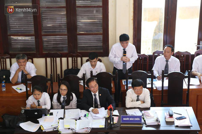 Nữ luật sư trao 9 phong bì cho người nhà nạn nhân trong phiên xử BS Lương: Đây là tình cảm cá nhân, không ảnh hưởng đến thân chủ của tôi - Ảnh 4. Nữ luật sư trao 9 phong bì cho người nhà nạn nhân trong phiên xử BS Lương: 'Đây là tình cảm cá nhân, không ảnh hưởng đến thân chủ của tôi' 4