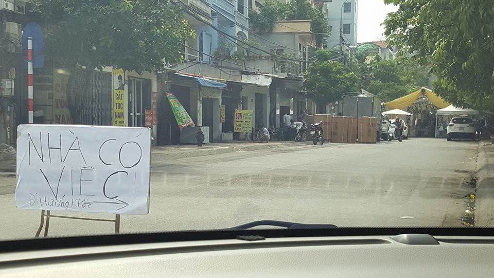Bảng thông báo kém duyên Nhà có việc, đi hướng khác của gia đình đang tổ chức đám cưới nhận hàng tấn gạch đá trên MXH - Ảnh 1. Bảng thông báo kém duyên 'Nhà có việc, đi hướng khác' của gia đình đang tổ chức đám cưới nhận hàng tấn gạch đá trên MXH 1