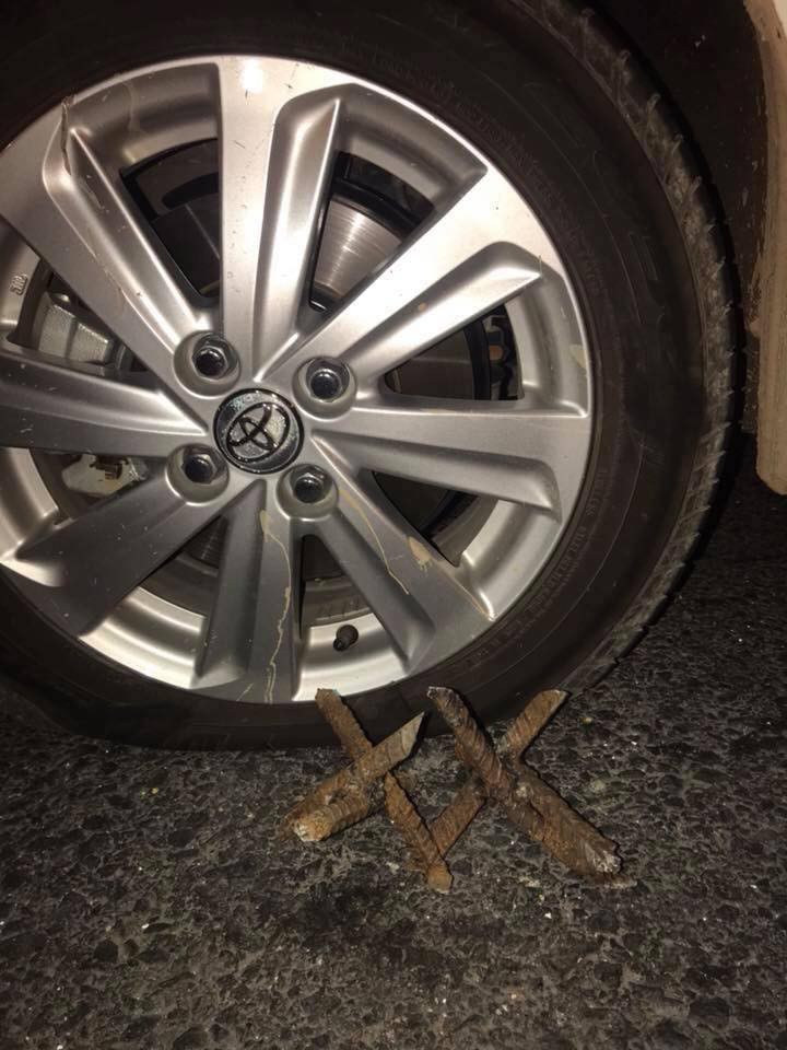 Hàng loạt những 'bông hoa sắt' có thể chọc thủng lốp ô tô xuất hiện trên đường khiến cánh tài xế hoang mang 5