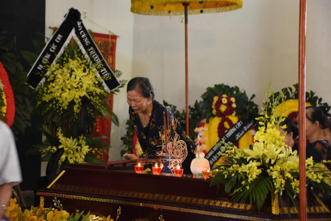 Đám tang đẫm nước mắt đưa tiễn lái tàu SE19 - Ảnh 9. Đám tang đẫm nước mắt đưa tiễn lái tàu SE19 9