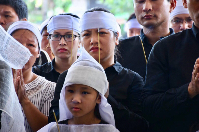 Đám tang đẫm nước mắt đưa tiễn lái tàu SE19 - Ảnh 4. Đám tang đẫm nước mắt đưa tiễn lái tàu SE19 4