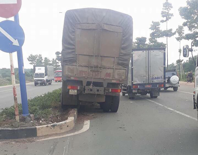 Xe tải tông xe 7 chỗ văng qua dải phân cách, nữ tài xế gào khóc trong xe - Ảnh 1. Xe tải tông xe 7 chỗ văng qua dải phân cách, nữ tài xế hoảng sợ, khóc trong xe 1