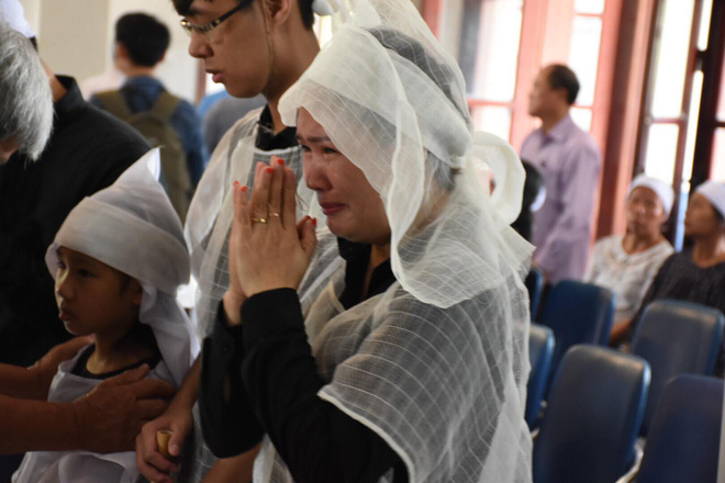 Đám tang đẫm nước mắt đưa tiễn lái tàu SE19 - Ảnh 2. Đám tang đẫm nước mắt đưa tiễn lái tàu SE19 2