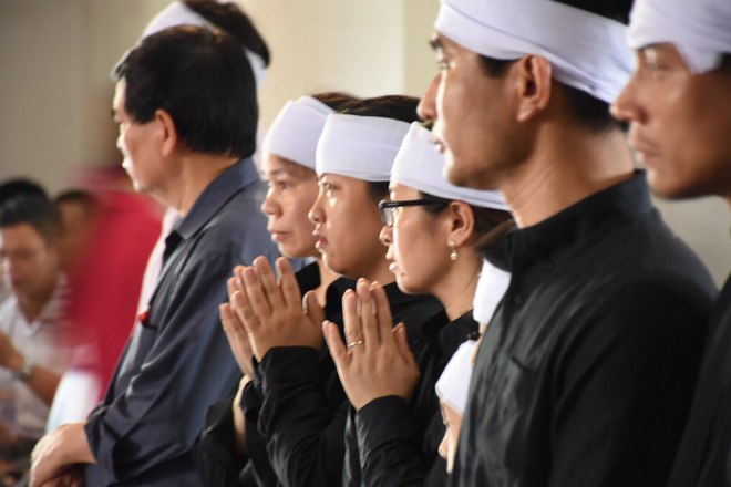 Đám tang đẫm nước mắt đưa tiễn lái tàu SE19 - Ảnh 10. Đám tang đẫm nước mắt đưa tiễn lái tàu SE19 10