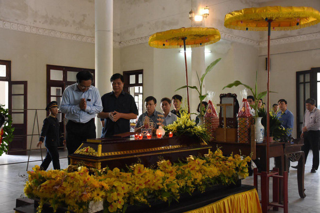 Đám tang đẫm nước mắt đưa tiễn lái tàu SE19 - Ảnh 6. Đám tang đẫm nước mắt đưa tiễn lái tàu SE19 6