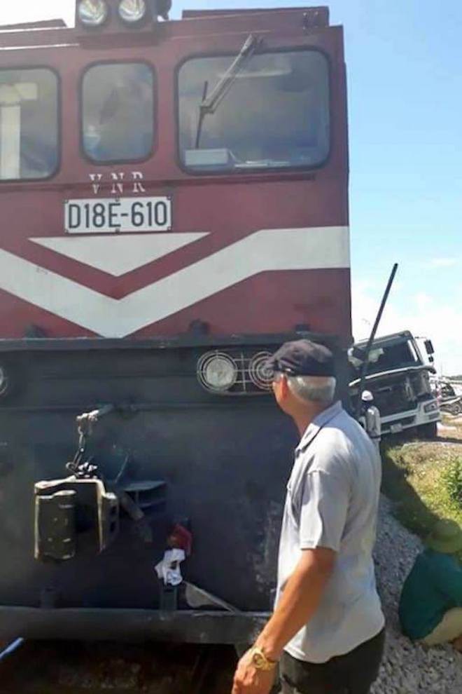 Xe tải chết máy trên đường sắt bị đoàn tàu hất văng cả chục mét 1