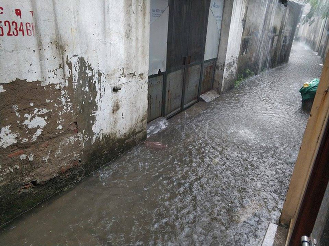 Hà Nội đang mưa lớn, nhiều tuyến phố ngập sâu - Ảnh 7. Hà Nội đang mưa lớn, nhiều tuyến phố ngập sâu 7