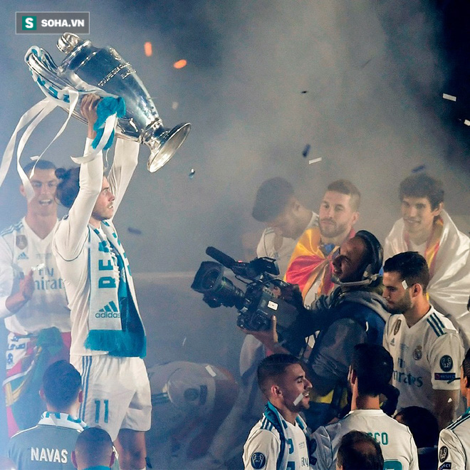 Ronaldo hớn hở khoe cúp, Gareth Bale lặng lẽ suy tư trong lễ mừng công của Real Madrid - Ảnh 9. Ronaldo hớn hở khoe cúp, Gareth Bale lặng lẽ suy tư trong lễ mừng công của Real Madrid 9