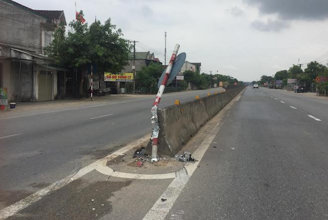 Đánh lái tránh xe qua đường, xe biển xanh đâm cụ ông văng xa 10m trên quốc lộ - Ảnh 1. Đánh lái tránh xe qua đường, xe biển xanh đâm cụ ông văng xa 10m trên quốc lộ 1