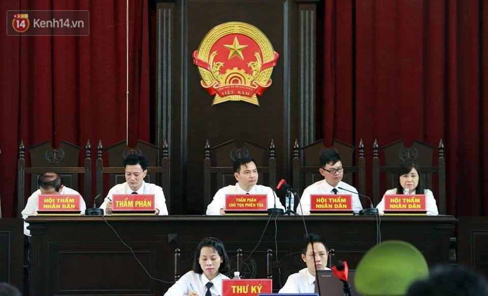 Ngày thứ 10 phiên xử BS Lương: HĐXX tuyên bố quay lại phần xét hỏi để làm rõ nội dung liên quan đến việc giao nộp tài liệu - Ảnh 2. Ngày thứ 10 phiên xử BS Lương: HĐXX tuyên bố quay lại phần xét hỏi để làm rõ nội dung liên quan đến việc giao nộp tài liệu 2