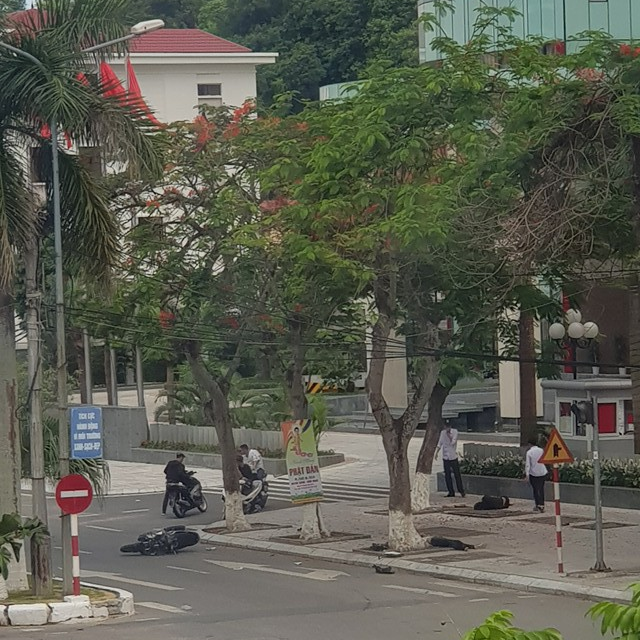 Hải Phòng: Ôm cua tốc độ cao rồi mất lái, nhóm thanh niên lao vào gốc cây bên đường ngã hàng loạt - Ảnh 2. Hải Phòng: Ôm cua tốc độ cao rồi mất lái, nhóm thanh niên lao vào gốc cây bên đường ngã hàng loạt 1