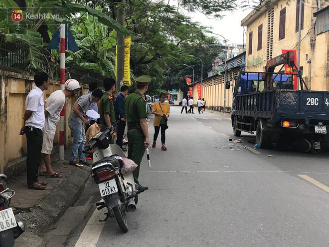 Bác sĩ trực tiếp cấp cứu nạn nhân vụ xe tải chạy lùi: 3 mẹ con đã tử vong trước khi vào viện, chúng tôi chưa từng thấy tai nạn nào thương tâm như vậy - Ảnh 12. Bác sĩ trực tiếp cấp cứu nạn nhân vụ xe tải chạy lùi: '3 mẹ con đã tử vong trước khi vào viện, chúng tôi chưa từng thấy tai nạn nào thương tâm như vậy' 12