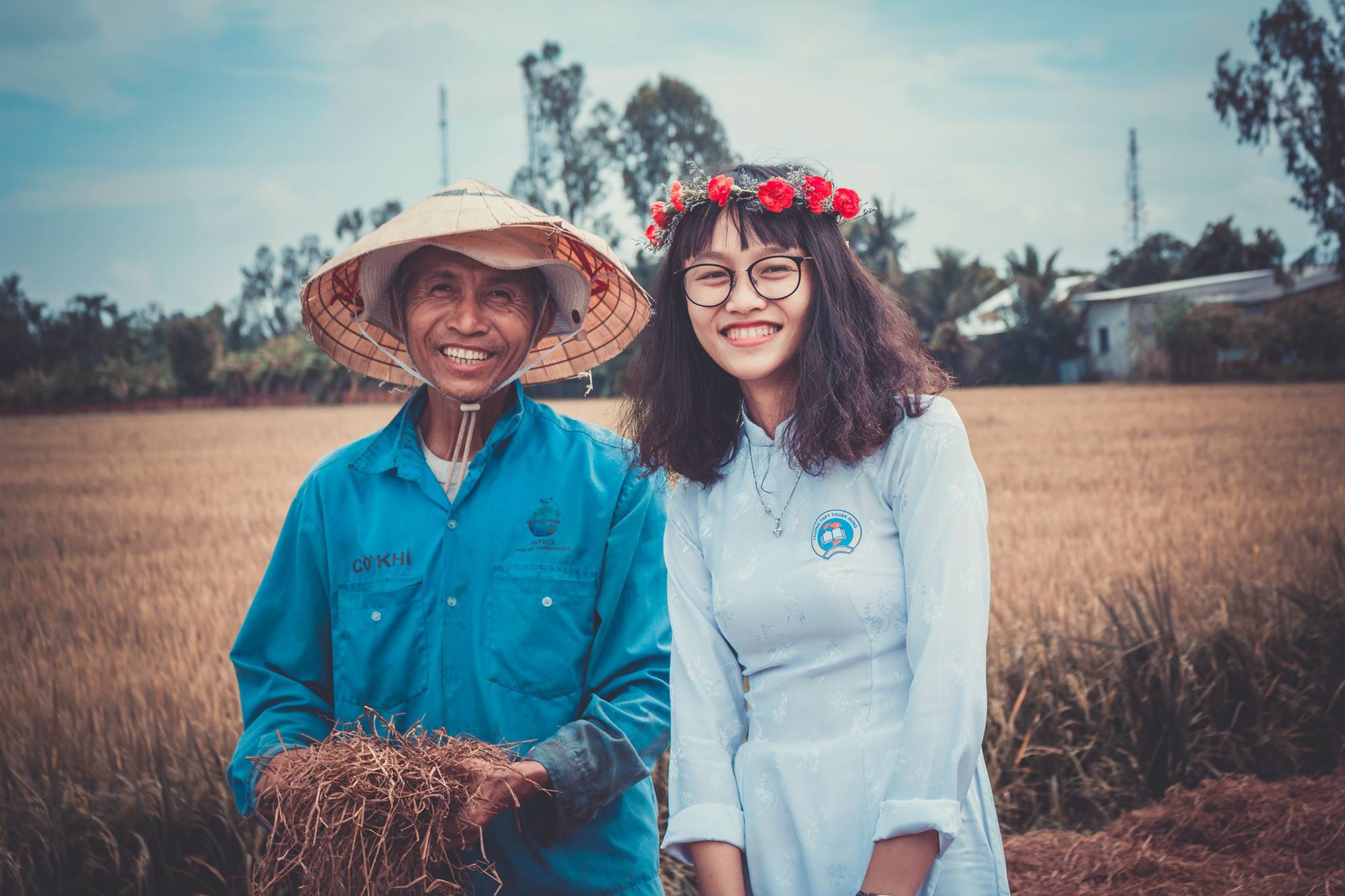 Nữ sinh mặc áo dài, lội ruộng chụp ảnh với cha trong ngày bế giảng: Mình chẳng ngại gì khi cha mẹ là nông dân - Ảnh 1. Nữ sinh mặc áo dài, lội ruộng chụp ảnh với cha trong ngày bế giảng: Mình chẳng ngại gì khi cha mẹ là nông dân 1