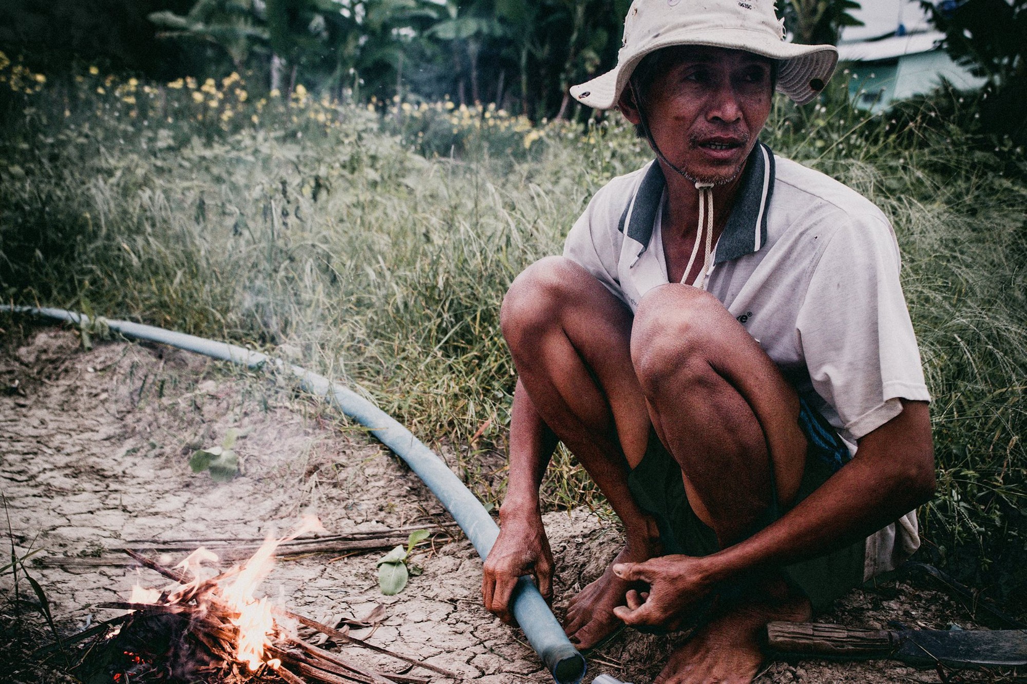 Nữ sinh mặc áo dài, lội ruộng chụp ảnh với cha trong ngày bế giảng: Mình chẳng ngại gì khi cha mẹ là nông dân - Ảnh 5. Nữ sinh mặc áo dài, lội ruộng chụp ảnh với cha trong ngày bế giảng: Mình chẳng ngại gì khi cha mẹ là nông dân 5