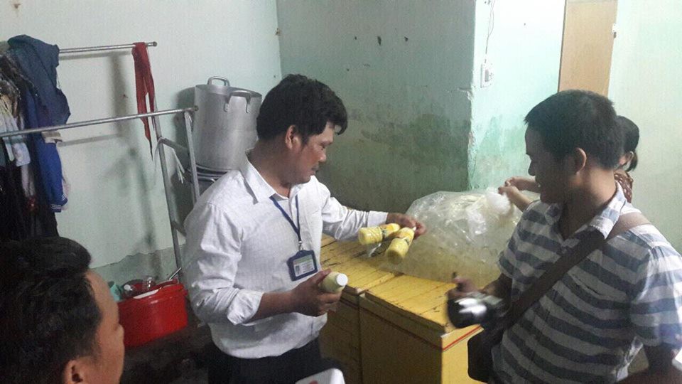 Phát hiện hàng trăm chai sữa bắp không đảm bảo vệ sinh sắp được bán ra thị trường ở Đà Nẵng 1 Phát hiện hàng trăm chai sữa bắp không đảm bảo vệ sinh sắp được bán ra thị trường ở Đà Nẵng 1