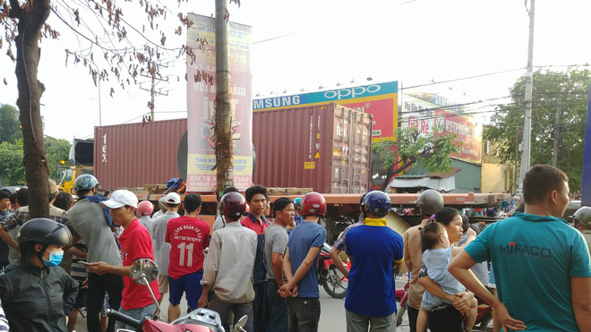 Vụ tai nạn khiến 2 mẹ con thương vong: Bé trai rơi ra khỏi bụng mẹ, nằm khóc trên đường - Ảnh 4. Vụ tai nạn thương tâm giữa xe máy và container: Bé trai rơi ra khỏi bụng mẹ, nằm khóc trên đường 4