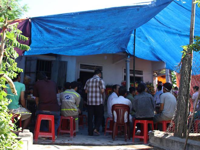 Chồng thai phụ bị xe tải lùi tử vong: Đang đi mua quà 1/6 nhưng ông trời không thương, cướp vợ con tôi đi rồi! - Ảnh 1. Chồng thai phụ bị xe tải lùi tử vong: Đang đi mua quà 1/6 nhưng ông trời không thương, cướp vợ con tôi đi rồi! 1