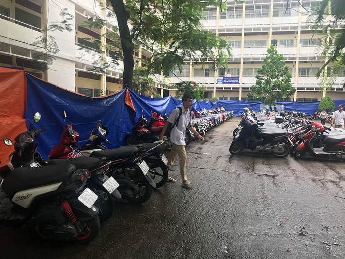 Gần 90.000 thí sinh bước vào môn thi đầu tiên trong kỳ thi tuyển sinh vào lớp 10 tại TP HCM: Thí sinh căng thẳng vừa nghe quy chế vừa ôn lại bài - Ảnh 10. Gần 90.000 thí sinh bước vào môn thi đầu tiên trong kỳ thi tuyển sinh vào lớp 10 tại TP HCM: Thí sinh căng thẳng vừa nghe quy chế vừa ôn lại bài 10