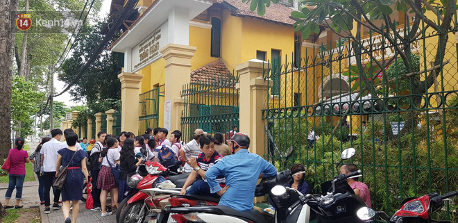 Thi vào lớp 10 hệ chuyên tại TP HCM: Nhiều thí sinh được cha mẹ đưa đón bằng ô tô - Ảnh 13. Thi vào lớp 10 hệ chuyên tại TP HCM: Nhiều thí sinh được cha mẹ đưa đón bằng ô tô 13