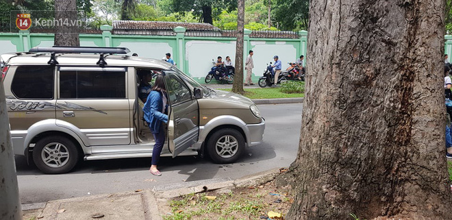 Thi vào lớp 10 hệ chuyên tại TP HCM: Nhiều thí sinh được cha mẹ đưa đón bằng ô tô - Ảnh 4. Thi vào lớp 10 hệ chuyên tại TP HCM: Nhiều thí sinh được cha mẹ đưa đón bằng ô tô 4