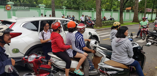 Thi vào lớp 10 hệ chuyên tại TP HCM: Nhiều thí sinh được cha mẹ đưa đón bằng ô tô - Ảnh 7. Thi vào lớp 10 hệ chuyên tại TP HCM: Nhiều thí sinh được cha mẹ đưa đón bằng ô tô 7