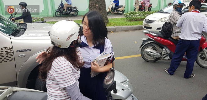 Thi vào lớp 10 hệ chuyên tại TP HCM: Nhiều thí sinh được cha mẹ đưa đón bằng ô tô - Ảnh 16. Thi vào lớp 10 hệ chuyên tại TP HCM: Nhiều thí sinh được cha mẹ đưa đón bằng ô tô 16