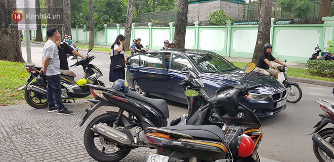 Thi vào lớp 10 hệ chuyên tại TP HCM: Nhiều thí sinh được cha mẹ đưa đón bằng ô tô - Ảnh 5. Thi vào lớp 10 hệ chuyên tại TP HCM: Nhiều thí sinh được cha mẹ đưa đón bằng ô tô 5