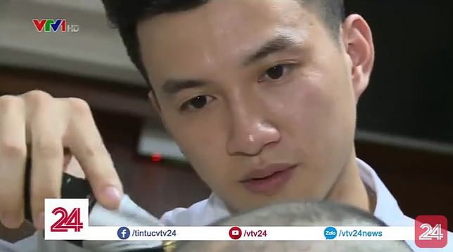 Hội mê trai đẹp náo loạn với anh chàng điều dưỡng điển trai trong chương trình thời sự VTV - Ảnh 3. Hội mê trai đẹp 'náo loạn' với anh chàng điều dưỡng điển trai trong chương trình thời sự VTV 3
