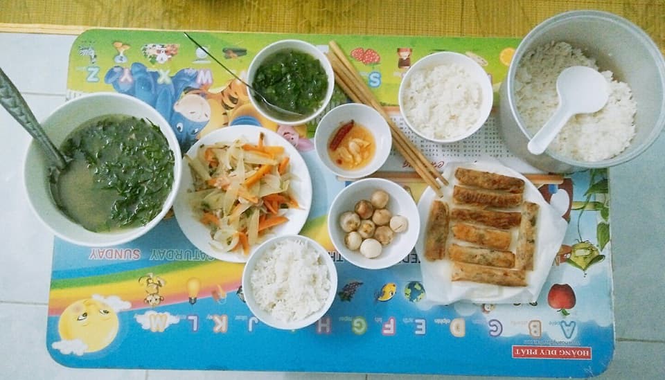 Hào hứng khoe mẹ chồng ảnh bữa cơm thanh mát, con dâu bị mắng là keo kiệt, cố ý tiết kiệm tiền đem về nhà mẹ đẻ - Ảnh 3. Hào hứng khoe mẹ chồng ảnh 'bữa cơm thanh mát', con dâu bị mắng là keo kiệt, cố ý tiết kiệm tiền đem về nhà mẹ đẻ 3