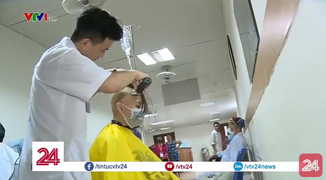 Hội mê trai đẹp náo loạn với anh chàng điều dưỡng điển trai trong chương trình thời sự VTV - Ảnh 4. Hội mê trai đẹp 'náo loạn' với anh chàng điều dưỡng điển trai trong chương trình thời sự VTV 4