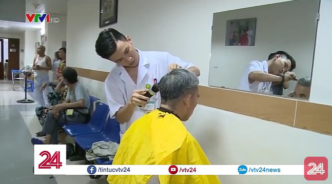 Hội mê trai đẹp náo loạn với anh chàng điều dưỡng điển trai trong chương trình thời sự VTV - Ảnh 5. Hội mê trai đẹp 'náo loạn' với anh chàng điều dưỡng điển trai trong chương trình thời sự VTV 5