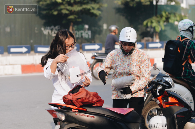 Ngày đầu tiên tuyển sinh lớp 10 tại Hà Nội: Học sinh và phụ huynh căng thẳng vì kỳ thi được đánh giá khó hơn cả thi đại học - Ảnh 8. Ngày đầu tiên tuyển sinh lớp 10 tại Hà Nội: Học sinh và phụ huynh căng thẳng vì kỳ thi được đánh giá khó hơn cả thi đại học 8