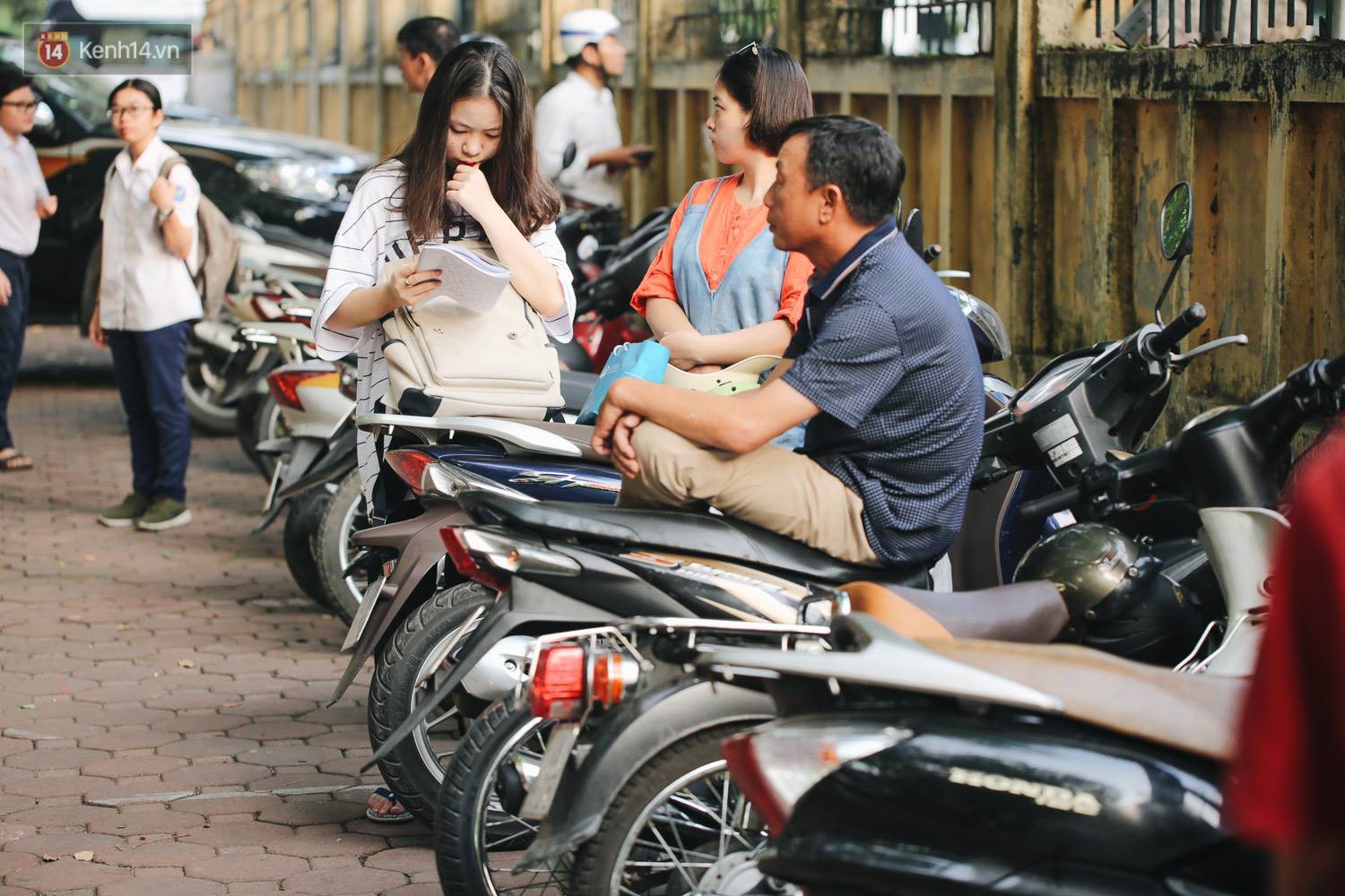 Ngày đầu tiên tuyển sinh lớp 10 tại Hà Nội: Học sinh và phụ huynh căng thẳng vì kỳ thi được đánh giá khó hơn cả thi đại học - Ảnh 2. Ngày đầu tiên tuyển sinh lớp 10 tại Hà Nội: Học sinh và phụ huynh căng thẳng vì kỳ thi được đánh giá khó hơn cả thi đại học 2
