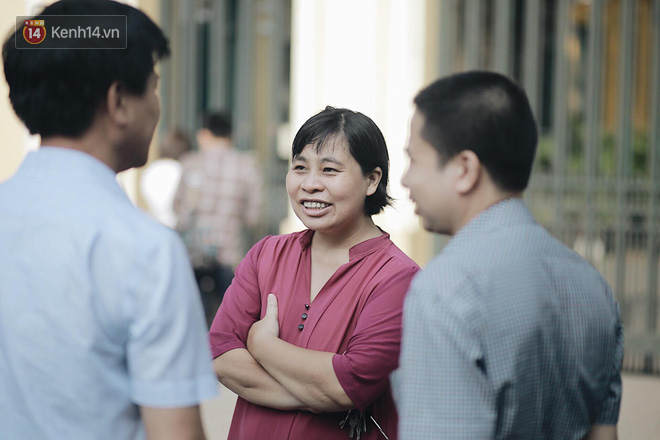 Ngày đầu tiên tuyển sinh lớp 10 tại Hà Nội: Học sinh và phụ huynh căng thẳng vì kỳ thi được đánh giá khó hơn cả thi đại học - Ảnh 22. Ngày đầu tiên tuyển sinh lớp 10 tại Hà Nội: Học sinh và phụ huynh căng thẳng vì kỳ thi được đánh giá khó hơn cả thi đại học 26