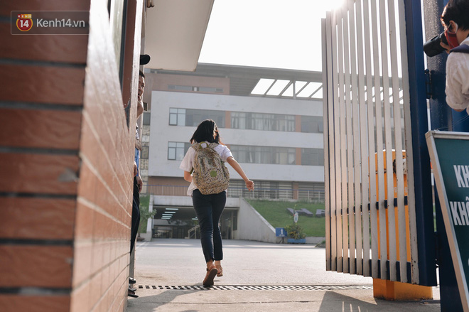 Ngày đầu tiên tuyển sinh lớp 10 tại Hà Nội: Học sinh và phụ huynh căng thẳng vì kỳ thi được đánh giá khó hơn cả thi đại học - Ảnh 9. Ngày đầu tiên tuyển sinh lớp 10 tại Hà Nội: Học sinh và phụ huynh căng thẳng vì kỳ thi được đánh giá khó hơn cả thi đại học 9