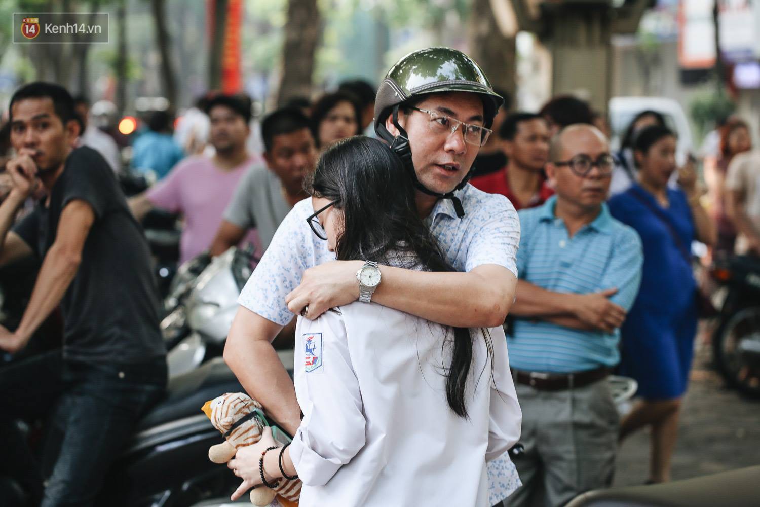 Ngày đầu tiên tuyển sinh lớp 10 tại Hà Nội: Học sinh và phụ huynh căng thẳng vì kỳ thi được đánh giá khó hơn cả thi đại học - Ảnh 1. Ngày đầu tiên tuyển sinh lớp 10 tại Hà Nội: Học sinh và phụ huynh căng thẳng vì kỳ thi được đánh giá khó hơn cả thi đại học 1
