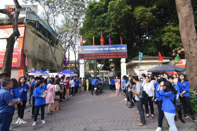 Ngày đầu tiên tuyển sinh lớp 10 tại Hà Nội: Học sinh và phụ huynh căng thẳng vì kỳ thi được đánh giá khó hơn cả thi đại học - Ảnh 15. Ngày đầu tiên tuyển sinh lớp 10 tại Hà Nội: Học sinh và phụ huynh căng thẳng vì kỳ thi được đánh giá khó hơn cả thi đại học 19